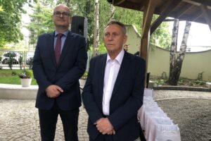 20.06.2020. Sandomierz. Otwarcie tężni. Na zdjęciu (od lewej): Paweł Niedźwiedź - zastępca burmistrza Sandomierza i Andrzej Bolewski - prezes Spółdzielni Budownictwa Mieszkaniowego Sandomierz / Grażyna Szlęzak-Wójcik / Radio Kielce