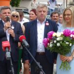 20.06.2020. Ostrowiec Świętokrzyski. Akcja „Łączy nas Polska”. Na zdjęciu (od lewej): Andrzej Kryj - poseł PiS, Jarosław Rusiecki - senator PiS i Małgorzata Wasserman - posłanka PiS / Emilia Sitarska / Radio Kielce