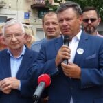 20.06.2020. Ostrowiec Świętokrzyski. Akcja „Łączy nas Polska”. Na zdjęciu (od lewej): Krzysztof Lipiec - lider świętokrzyskich struktur PiS i Zbigniew Duda - szef ostrowieckich struktur PiS / Emilia Sitarska / Radio Kielce