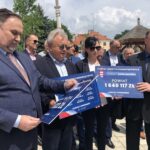 25.06.2020. Sandomierz. Przekazanie czeków gminom powiatu sandomierskiego z rządowego Funduszu Inwestycji Samorządowych. Na zdjęciu (od lewej): Marek Kwitek - poseł PiS, Krzysztof Szatan - radny Sandomierza, Anna Glibowska i Waldemar Maruszczak - radni powiatu sandomierskiego / Grażyna-Szlęzak-Wójcik / Radio Kielce