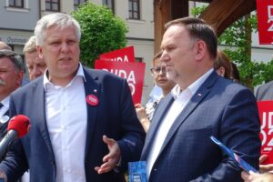 21.06.2020. Opatów. Akcja „Łączy nas Polska”. Na zdjęciu (od lewej): Tomasz Zieliński - poseł PiS i Marek Kwitek - poseł PiS / Emilia Sitarska / Radio Kielce