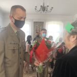 26.06.2020. Sandomierz. Awans na porucznika dla Alicji Kaszyńskiej. Na zdjęciu (od lewej): ppłk Artur Gołębiowski - komendant Wojskowej Komendy Uzupełnień w Sandomierzu i Alicja Kaszyńska / Grażyna Szlęzak-Wójcik / Radio Kielce