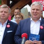 21.06.2020. Opatów. Akcja „Łączy nas Polska”. Na zdjęciu (od lewej): Jarosław Rusiecki - senator PiS i Tomasz Zieliński - poseł PiS / Emilia Sitarska / Radio Kielce
