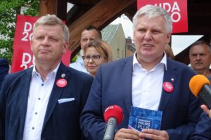 21.06.2020. Opatów. Akcja „Łączy nas Polska”. Na zdjęciu (od lewej): Jarosław Rusiecki - senator PiS i Tomasz Zieliński - poseł PiS / Emilia Sitarska / Radio Kielce