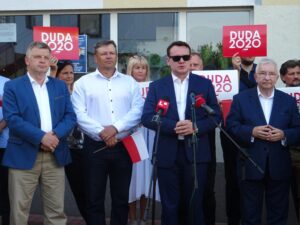 13.06.2020 Ostrowiec Świętokrzyski. Spotkanie w ramach akcji Łączy nas Polska. Od lewej senator Jarosław Rusiecki, Zbigniew Duda - szef ostrowieckiego PiS-u, europoseł Dominik Tarczyński, poseł Krzysztof Lipiec / Emilia Sitarska / Radio Kielce