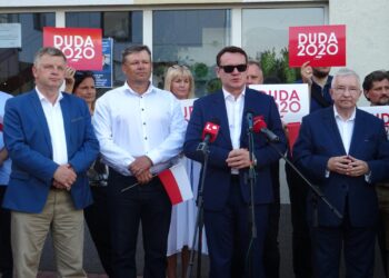 13.06.2020 Ostrowiec Świętokrzyski. Spotkanie w ramach akcji Łączy nas Polska. Od lewej senator Jarosław Rusiecki, Zbigniew Duda - szef ostrowieckiego PiS-u, europoseł Dominik Tarczyński, poseł Krzysztof Lipiec / Emilia Sitarska / Radio Kielce