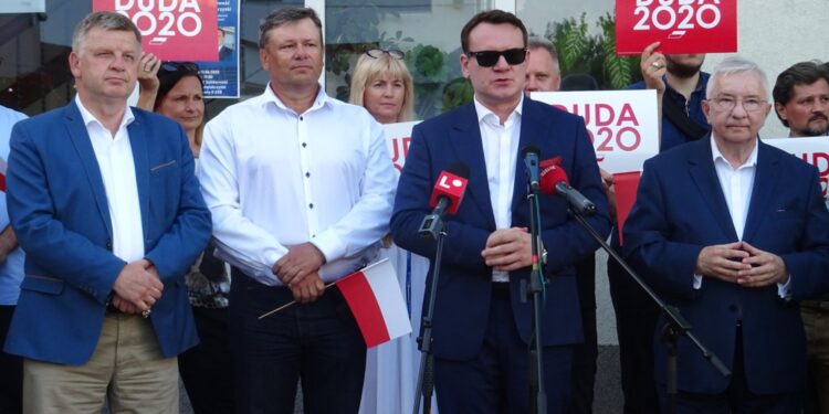 13.06.2020 Ostrowiec Świętokrzyski. Spotkanie w ramach akcji Łączy nas Polska. Od lewej senator Jarosław Rusiecki, Zbigniew Duda - szef ostrowieckiego PiS-u, europoseł Dominik Tarczyński, poseł Krzysztof Lipiec / Emilia Sitarska / Radio Kielce