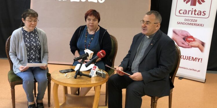 24.06.2020 Sandomierz. Od lewej Sylwia Domoradzka i Simona Wójtowicz - pracownice Caritas Diecezji Sandomierskiej, ks. Bogusław Pitucha - dyrektor Caritas w Sandomierzu / Grażyna Szlęzak-Wójcik / Radio Kielce