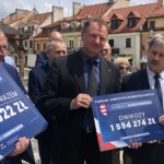 25.06.2020. Sandomierz. Przekazanie czeków gminom powiatu sandomierskiego z rządowego Funduszu Inwestycji Samorządowych. Na zdjęciu (od lewej): Szymon Kołacz - wójt Łoniowa, Waldemar Maruszczak - radny powiatu, Marek Łukaszek - wójt gminy Dwikozy / Grażyna-Szlęzak-Wójcik / Radio Kielce