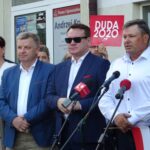 13.06.2020 Ostrowiec Świętokrzyski. Spotkanie w ramach akcji Łączy nas Polska. Od prawej Zbigniew Duda - szef ostrowieckiego PiS-u, europoseł Dominik Tarczyński, senator Jarosław Rusiecki, Magdalena Zieleń - radna sejmiku / Emilia Sitarska / Radio Kielce