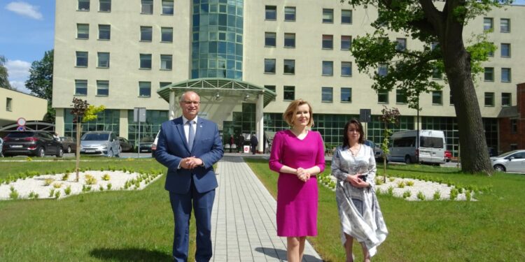 1.06.2020 Opatów. Konferencja prasowa.Opatów. Od lewej Tomasz Staniek - starosta opatowski, Anna Krupka - wiceminister sportu, Monika Gębska - prezes Szpitala św. Leona w Opatowie / Emilia Sitarska / Radio Kielce