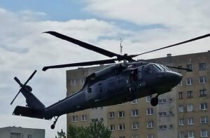 Ostrowiec Świętokrzyski. Policyjny śmigłowiec Black Hawk został wysłany do poszukiwań 89-letniego mężczyzny / Emilia Sitarska / Radio Kielce