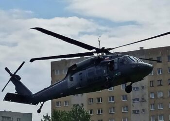 Ostrowiec Świętokrzyski. Policyjny śmigłowiec Black Hawk został wysłany do poszukiwań 89-letniego mężczyzny / Emilia Sitarska / Radio Kielce