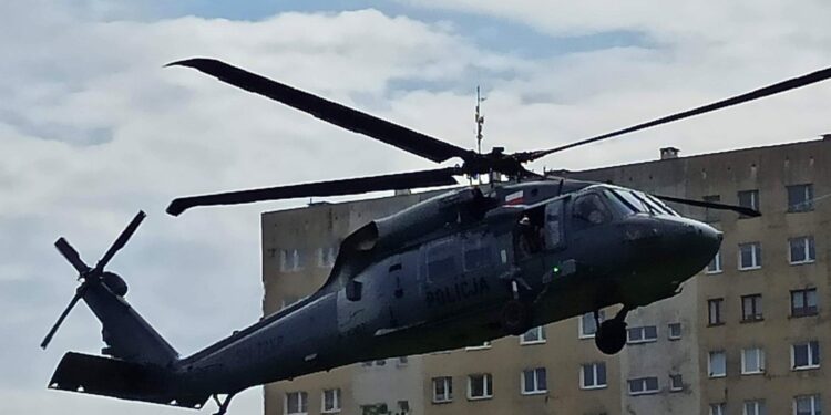 Ostrowiec Świętokrzyski. Policyjny śmigłowiec Black Hawk został wysłany do poszukiwań 89-letniego mężczyzny / Emilia Sitarska / Radio Kielce