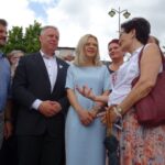 20.06.2020. Ostrowiec Świętokrzyski. Akcja „Łączy nas Polska”. Na zdjęciu (w środku): Małgorzata Wasserman - posłanka PiS / Emilia Sitarska / Radio Kielce