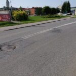 14.06.2020 Ożarów. Zdewastowane studzienki kanalizacyjne na ul. Kolejowej / Emilia Sitarska / Radio Kielce