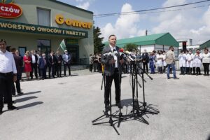 19.06.2020. Pińczów. Wizyta Prezydenta RP Andrzeja Dudy w zakładach Gomar / Jarosław Kubalski / Radio Kielce