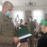 26.06.2020. Sandomierz. Awans na porucznika dla Alicji Kaszyńskiej. Na zdjęciu (od lewej): płk Jarosław Molisak - szef Wojewódzkiego Sztabu Wojskowego w Kielcach i Alicja Kaszyńska / Grażyna Szlęzak-Wójcik / Radio Kielce