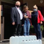 04.06.2020. Starachowice. Przekazanie 100 litrów płynów dezynfekcyjnych. Na zdjęciu (od lewej): Krzysztof Lipiec - poseł PiS, Maria Niedopytalska - kierownik kształcenia praktycznego w Zespole Szkół Zawodowych nr 2 w Starachowicach i Grażyna Małecka - dyrektor Zespołu Szkół Zawodowych nr 2 w Starachowicach / Krzysztof Lipiec/Facebook