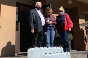 04.06.2020. Starachowice. Przekazanie 100 litrów płynów dezynfekcyjnych. Na zdjęciu (od lewej): Krzysztof Lipiec - poseł PiS, Maria Niedopytalska - kierownik kształcenia praktycznego w Zespole Szkół Zawodowych nr 2 w Starachowicach i Grażyna Małecka - dyrektor Zespołu Szkół Zawodowych nr 2 w Starachowicach / Krzysztof Lipiec/Facebook