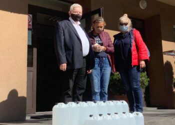 04.06.2020. Starachowice. Przekazanie 100 litrów płynów dezynfekcyjnych. Na zdjęciu (od lewej): Krzysztof Lipiec - poseł PiS, Maria Niedopytalska - kierownik kształcenia praktycznego w Zespole Szkół Zawodowych nr 2 w Starachowicach i Grażyna Małecka - dyrektor Zespołu Szkół Zawodowych nr 2 w Starachowicach / Krzysztof Lipiec/Facebook