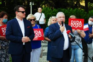 13.06.2020 Starachowice. Spotkanie w ramach akcji Łączy nas Polska. Na zdjęciu od lewej europoseł Dominik Tarczyński, poseł Krzysztof Lipiec / Emilia Sitarska / Radio Kielce