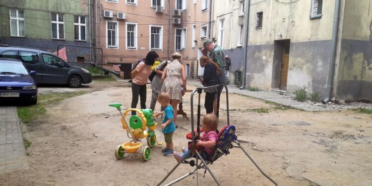 RADIO OLSZTYN. Zaniedbane i bez pomysłu zamienią się w przyjazne i służące odpoczynkowi. Mowa o „Podwórkach z natury” - Radio Kielce Radio Olsztyn