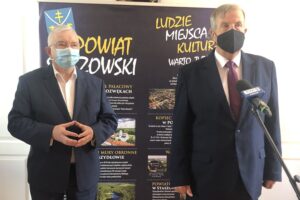 01.06.2020 Staszów. Konferencja dotycząca badań na koronawirusa dla nauczycieli. Na zdjęciu (od lewej): Krzysztof Lipiec - poseł PiS, Józef Żółciak - starosta staszowski / Grażyna-Szlęzak-Wójcik / Radio Kielce