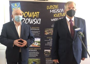 01.06.2020 Staszów. Konferencja dotycząca badań na koronawirusa dla nauczycieli. Na zdjęciu (od lewej): Krzysztof Lipiec - poseł PiS, Józef Żółciak - starosta staszowski / Grażyna-Szlęzak-Wójcik / Radio Kielce