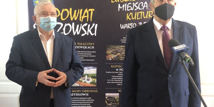 01.06.2020 Staszów. Konferencja dotycząca badań na koronawirusa dla nauczycieli. Na zdjęciu (od lewej): Krzysztof Lipiec - poseł PiS, Józef Żółciak - starosta staszowski / Grażyna-Szlęzak-Wójcik / Radio Kielce