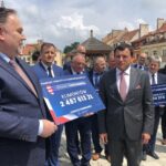 25.06.2020. Sandomierz. Przekazanie czeków gminom powiatu sandomierskiego z rządowego Funduszu Inwestycji Samorządowych. Na zdjęciu (od lewej): Marek Kwitek - poseł PiS i Marek Goździewski -   burmistrz Klimontowa / Grażyna-Szlęzak-Wójcik / Radio Kielce