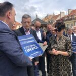 25.06.2020. Sandomierz. Przekazanie czeków gminom powiatu sandomierskiego z rządowego Funduszu Inwestycji Samorządowych. Na zdjęciu (od lewej): Marek Kwitek - poseł PiS i Aleksandra Klubińska -  burmistrz Koprzywnicy / Grażyna-Szlęzak-Wójcik / Radio Kielce