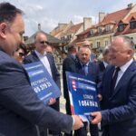 25.06.2020. Sandomierz. Przekazanie czeków gminom powiatu sandomierskiego z rządowego Funduszu Inwestycji Samorządowych. Na zdjęciu (od lewej): Marek Kwitek - poseł PiS i Szymon Kołacz - wójt gminy Łoniów / Grażyna-Szlęzak-Wójcik / Radio Kielce