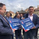 25.06.2020. Sandomierz. Przekazanie czeków gminom powiatu sandomierskiego z rządowego Funduszu Inwestycji Samorządowych. Na zdjęciu (od lewej): Marek Kwitek - poseł PiS i Krzysztof Tworek - wójt Obrazowa / Grażyna-Szlęzak-Wójcik / Radio Kielce