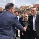 25.06.2020. Sandomierz. Przekazanie czeków gminom powiatu sandomierskiego z rządowego Funduszu Inwestycji Samorządowych. Na zdjęciu (od lewej): Marek Kwitek - poseł PiS i Witold Surowiec - wójt Samborca / Grażyna-Szlęzak-Wójcik / Radio Kielce