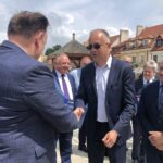 25.06.2020. Sandomierz. Przekazanie czeków gminom powiatu sandomierskiego z rządowego Funduszu Inwestycji Samorządowych. Na zdjęciu (od lewej): Marek Kwitek - poseł PiS, Robert Paluch - wójt gminy Wilczyce i Jan Roźmiej - przewodniczący Rady Gminy / Grażyna-Szlęzak-Wójcik / Radio Kielce