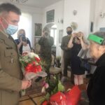 26.06.2020. Sandomierz. Awans na porucznika dla Alicji Kaszyńskiej. Na zdjęciu (od lewej): ppłk Arkadiusz Nenutil - dowódca 102. batalionu lekkiej piechoty 10. Świętokrzyskiej Brygady Obrony Terytorialnej i Alicja Kaszyńska / Grażyna Szlęzak-Wójcik / Radio Kielce