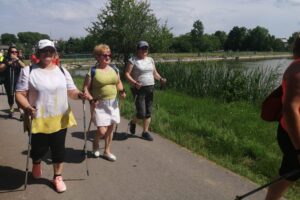 07.06.2020. Koprzywnica. Sekcja nordic walking / Grażyna Szlęzak-Wójcik / Radio Kielce