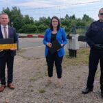 26.06.2020 Suchedniów. Akcja „Bezpieczny piątek". Na zdjęciu (od lewej): Grzegorz Łukasik - dyrektor Zakładu PKP PLK w Kielcach, Izabela Miernikiewicz z biura prasowego PKP PLK i Artur Zagórski - Straż Ochrony Kolei / Anna Głąb / Radio Kielce