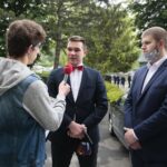 08.06.2020. Kielce. Matura w Zespole Szkół Elektrycznych. Na zdjęciu (od lewej): Michał Kita - Radio Kielce, Łukasz Duda i Piotr Młodawski - maturzyści / Wiktor Taszłow / Radio Kielce