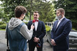 08.06.2020. Kielce. Matura w Zespole Szkół Elektrycznych. Na zdjęciu (od lewej): Michał Kita - Radio Kielce, Łukasz Duda i Piotr Młodawski - maturzyści / Wiktor Taszłow / Radio Kielce