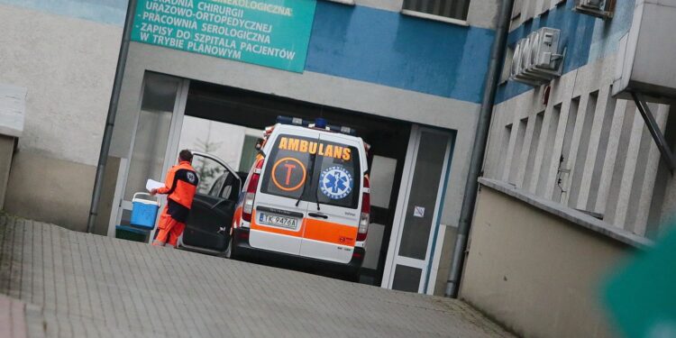 06.05.2020. Kielce. Wojewódzki Szpital Zespolony, karetka, ambulans / Wiktor Taszłow / Radio Kielce