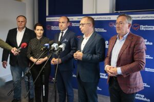 16.06.2020. Kielce. Konferencja w biurze Platformy Obywatelskiej. Na zdjęciu (od lewej): Adam Cyrański - poseł, Marzena Okła-Drewnowicz - poseł, Borys Budka - przewodniczący Platformy Obywatelskiej, Artur Gierada - przewodniczący świętokrzyskiej Platformy Obywatelskiej, Bartłomiej Sienkiewicz - poseł / Wiktor Taszłow / Radio Kielce