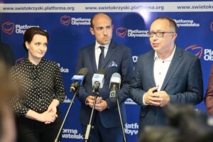 16.06.2020. Kielce. Konferencja w biurze Platformy Obywatelskiej. Na zdjęciu (od lewej): Marzena Okła-Drewnowicz - poseł, Borys Budka - przewodniczący Platformy Obywatelskiej, Artur Gierada - przewodniczący świętokrzyskiej Platformy Obywatelskiej / Wiktor Taszłow / Radio Kielce