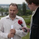 17.06.2020. Kielce. Geopark. Sadzenie winorośli przez sandomierskich winiarzy. Na zdjęciu: Mirosław Hejduk - dyrektor Geoparku / Wiktor Taszłow / Radio Kielce