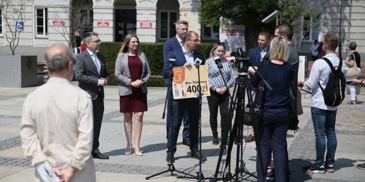 17.06.2020. Kielce. Konferencja dotycząca bonu żłobkowego / Wiktor Taszłow / Radio Kielce