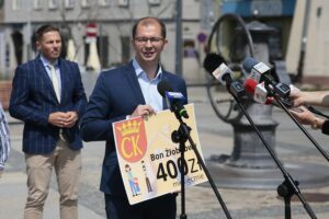 17.06.2020. Kielce. Konferencja dotycząca bonu żłobkowego. Na zdjęciu (od lewej): Marcin Chłodnicki - radny, Michał Braun - radny / Wiktor Taszłow / Radio Kielce