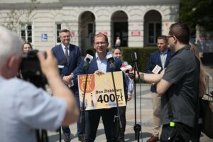 17.06.2020. Kielce. Konferencja dotycząca bonu żłobkowego. Przemawia Michał Braun - radny / Wiktor Taszłow / Radio Kielce