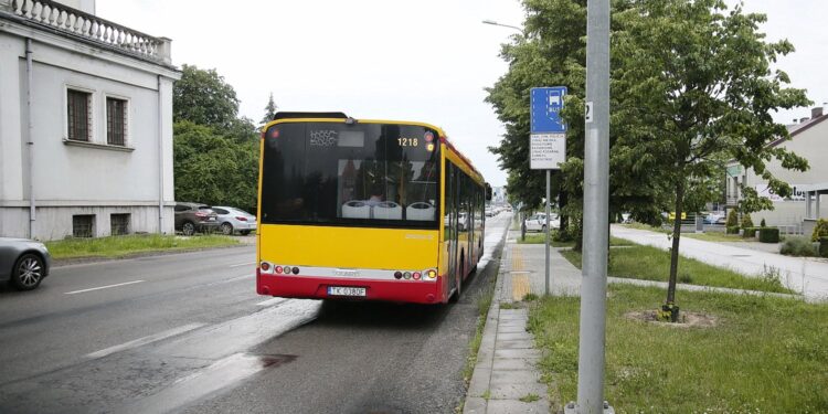 17.06.2020. Kielce. Nowy przystanek przy alei IX Wieków Kielc / Wiktor Taszłow / Radio Kielce