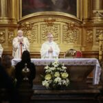 18.06.2020. Kielce. Msza święta i podsumowanie Kampanii "Pola Nadziei". Na zdjęciu (w środku): ks. Andrzej Kaleta - biskup pomocniczy diecezji kieleckiej / Wiktor Taszłow / Radio Kielce